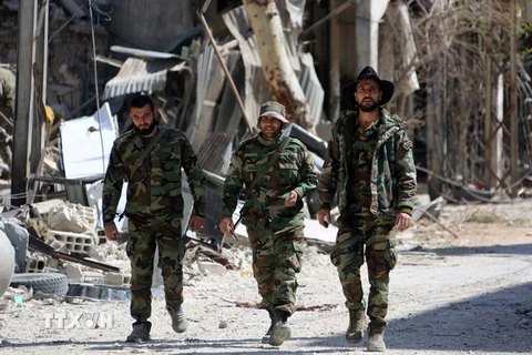 Lực lượng Chính phủ Syria tuần tra tại thị trấn Jisreen, phía nam Đông Ghouta ngày 17/3. (Nguồn: AFP/TTXVN)