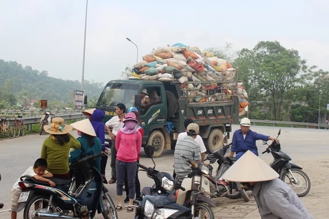 Người dân Hà Tĩnh ra đường chặn xe chở rác vì bãi rác gây ô nhiễm