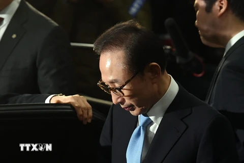 Cựu Tổng thống Lee Myung-bak rời văn phòng công tố sau cuộc thẩm vấn. (Nguồn: YonhapTTXVN)