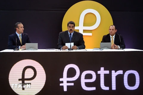Tổng thống Venezuela Nicolas Maduro (giữa) trong cuộc họp báo về đồng Petro điện tử tại Caracas ngày 20/2. (Nguồn: AFP/TTXVN)