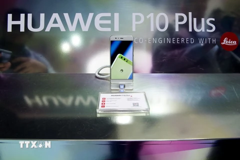 Gian hàng của Công ty Huawei trưng bày tại Hội nghị Điện thoại Di động Thế giới 2017 ở Barcelona, Tây Ban Nha. (Nguồn: THX/TTXVN)