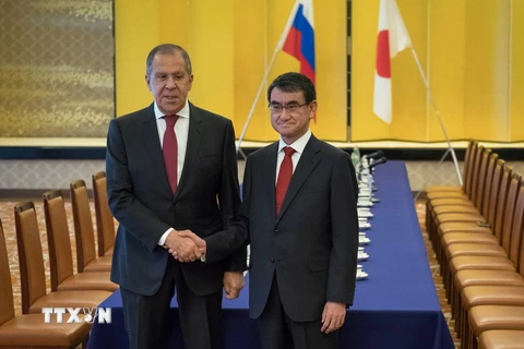 Ngoại trưởng Nhật Bản Taro Kono (phải) ngày 21/3 có cuộc hội đàm với người đồng cấp Nga Sergei Lavrov (trái). (Nguồn: AFP/TTXVN)
