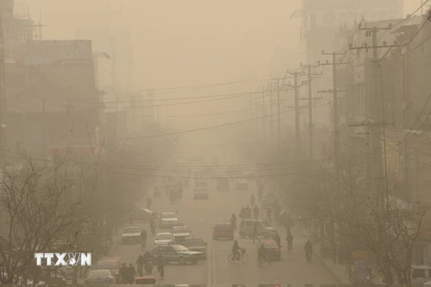 Khói mù ô nhiễm bao phủ bầu trời tại tỉnh Sơn Tây, Trung Quốc. (Nguồn: AFP/TTXVN)
