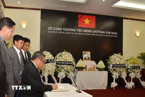 Phó Thủ tướng Yim Chhay Ly đại diện Chính phủ Vương quốc Campuchia ghi sổ tang viếng nguyên Thủ tướng Phan Văn Khải tại Đại sứ quán Việt Nam ở thủ đô Phnom Penh. (Ảnh: Minh Hưng​/TTXVN)