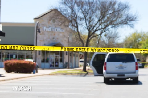 Cảnh sát và nhân viên FBI điều tra tại Austin, bang Texas ngày 20/3. (Nguồn: AFP/TTXVN)