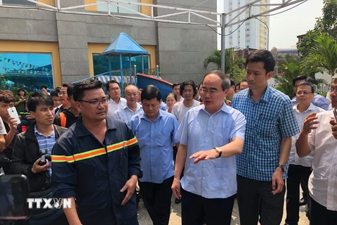 Bí thư Thành ủy Thành phố Hồ Chí Minh Nguyễn Thiện Nhân chỉ đạo công tác khắc phục hậu quả vụ cháy tại hiện trường. (Nguồn: TTXVN)
