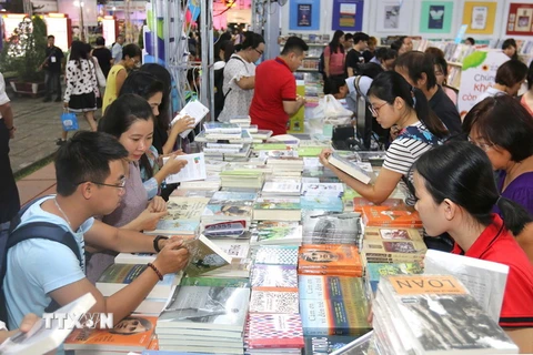Đông đảo người dân thành phố tham quan, mua sắm, đọc sách… tại hội sách. (Ảnh: Thanh Vũ/TTXVN)