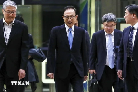 Cựu Tổng thống Hàn Quốc Lee Myung-bak (thứ 2, trái) tại Văn phòng công tố quận trung tâm Seoul ngày 15/3. (Nguồn: Yonhap/TTXVN)