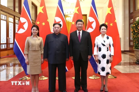 Chủ tịch Tập Cận Bình và phu nhân (phải) cùng nhà lãnh đạo Kim Jong-un và phu nhân (trái). (Nguồn: THX/TTXVN)