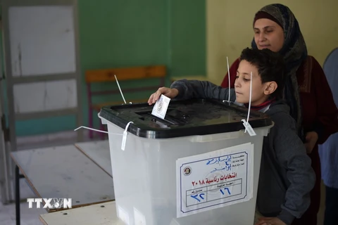 Cử tri Ai Cập bỏ phiếu tại điểm bầu cử ở Cairo, ngày 26/3. (Nguồn: AFP/TTXVN)