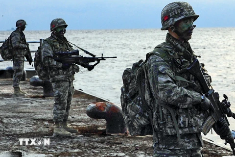 Hải quân Hàn Quốc tham gia cuộc tập trận tại quần đảo Dokdo ở vùng biển phía Đông mà Nhật Bản cũng tuyên bố chủ quyền và gọi là Takeshima, ngày 15/6/2017. (Nguồn: Yonhap/TTXVN)