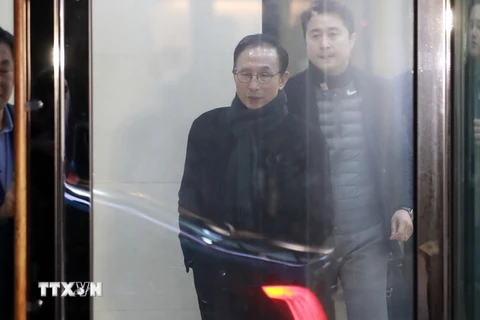 Cựu Tổng thống Hàn Quốc Lee Myung-bak (trái) tới văn phòng ở Seoul ngày 19/2. (Nguồn: Yonhap/TTXVN)