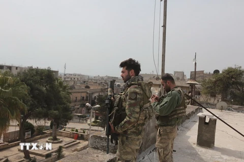 Binh sỹ quân đội Thổ Nhĩ Kỳ gác tại trung tâm thành phố Afrin ngày 18/3. (Nguồn: THX/TTXVN)