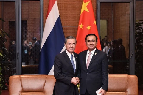 Ủy viên Quốc vụ kiêm Ngoại trưởng Trung Quốc Vương Nghị (trái) và Thủ tướng Thái Lan Prayut Chan-o-cha. (Nguồn: Xinhua)