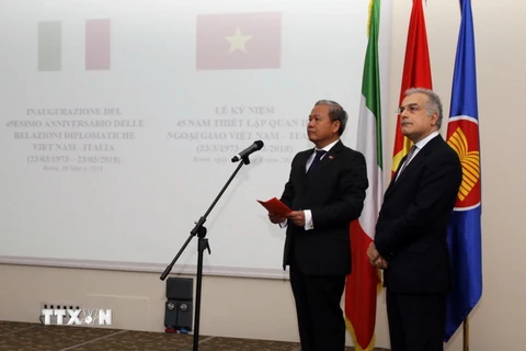 Đại sứ Việt Nam tại Italy Cao Chính Thiện và Phó Tổng vụ trưởng Phụ trách các vấn đề toàn cầu Bộ ngoại giao Italy Ugo Astuto phát biểu tại buổi lễ. (Ảnh: Ngự Bình/TTXVN)
