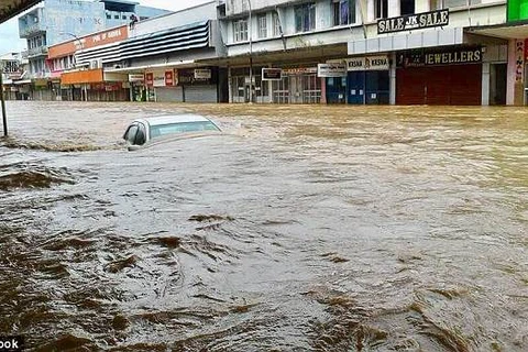 Lũ lụt nhấn chìm những chiếc xe ôtô. (Nguồn: Facebook)