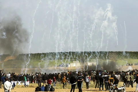 Quang cảnh cuộc đụng độ giữa người Palestine và lực lượng an ninh Israel trong cuộc biểu tình yêu cầu quyền hồi hương của người tị nạn Palestine tại Gaza ngày 30/3. (Nguồn: AFP/TTXVN)