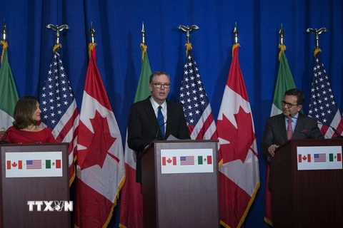 Ngoại trưởng Canada Chrystia Freeland, Đại diện Thương mại Mỹ Robert Lighthizer và Bộ trưởng Kinh tế Mexico Ildefonso Guajardo tại cuộc họp báo kết thúc vòng 4 tái đàm phán NAFTA ở Washington, DC, Mỹ ngày 17/10/2017. (Nguồn: AFP/TTXVN)