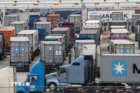 Vận chuyển hàng hóa tại cảng contenơ ở Los Angeles, California (Mỹ). (Nguồn: THX/TTXVN)