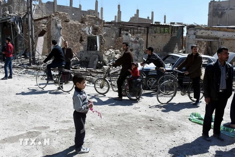 Người dân tập trung trên một tuyến phố ở thị trấn Arbeen, Đông Ghouta sau khi khu vực này hoàn toàn được giải phóng ngày 2/4. (Nguồn: THX/TTXVN)