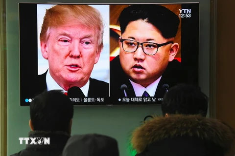 Người dân theo dõi hình ảnh Tổng thống Mỹ Donald Trump (trái) và nhà lãnh đạo Triều Tiên Kim Jong-un trên truyền hình ở Seoul (Hàn Quốc) khi truyền thông đưa tin về khả năng diễn ra cuộc gặp lịch sử Mỹ-Triều. (Nguồn: AFP/TTXVN)