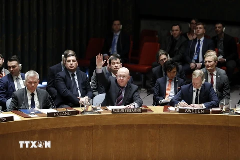 Đại sứ Nga tại Liên hợp quốc Vassily Nebenzia (giữa, phía trước) tại phiên bỏ phiếu của Hội đồng Bảo an Liên hợp quốc về tình hình Syria, ở New York (Mỹ) ngày 10/4. (Nguồn: THX/TTXVN)