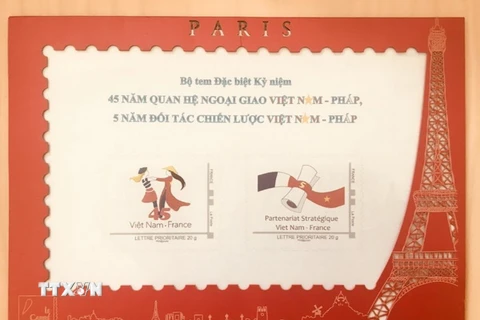 Bộ tem đặc biệt kỷ niệm quan hệ giữa Việt Nam và Pháp. (Ảnh: Linh Hương/TTXVN)