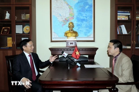 Đại sứ Việt Nam tại Liên bang Nga Ngô Đức Mạnh trả lời phỏng vấn phóng viên TTXVN thường trú tại Nga. (Ảnh: Quang Vinh/TTXVN)