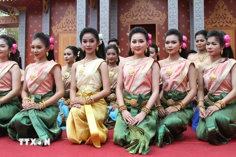 Các thiếu nữ Campuchia xinh đẹp trong trang phục truyền thống chào đón năm mới. (Ảnh: Nhóm phóng viên TTXVN tại Campuchia)