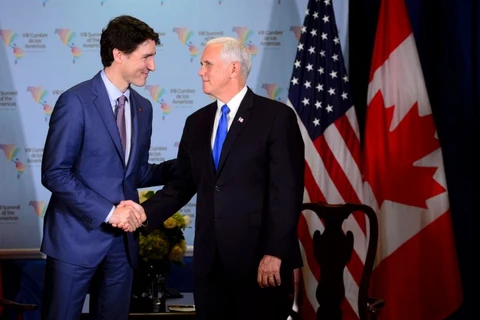 Phó Tổng thống Mỹ Mike Pence (phải) và Thủ tướng Canada Justin Trudeau. (Nguồn: The Canadian Press)