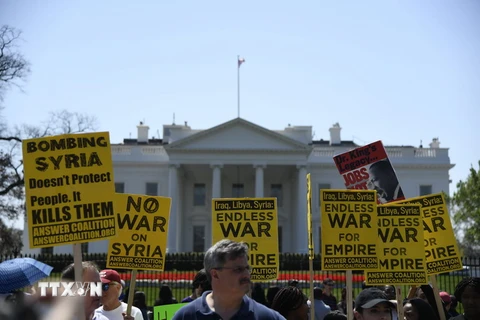 Người dân Mỹ đã tập trung tuần hành bên ngoài Nhà Trắng ở thủ đô Washington D.C., phản đối cuộc tấn công do Mỹ và các đồng minh Anh, Pháp tiến hành nhằm vào Syria. (Nguồn: THX/TTXVN)