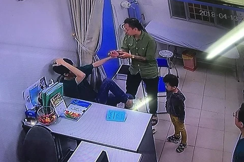 [Video] Người nhà bệnh nhi hành hung bác sỹ bệnh viện Xanh Pôn