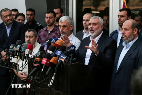 Lãnh đạo phong trào Hamas Ismail Haniyeh (thứ 2, phải) phát biểu trong cuộc họp báo tại Gaza. (Nguồn: AFP/TTXVN)