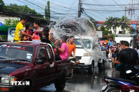 Người dân tham gia lễ té nước trên đường phố tỉnh miền nam Narathiwat mừng đón Tết Songkan ngày 13/4. (Nguồn: AFP/TTXVN) 