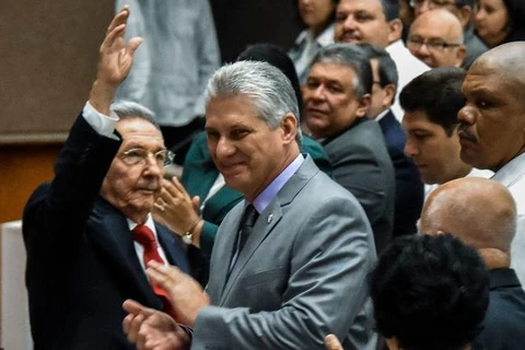 Ông Raul Castro (trái) và người kế nhiệm Miguel Díaz-Canel Bermúdez (giữa). (Nguồn: AFP) 