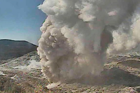 Núi lửa phun tro bụi cao hàng trăm mét. (Nguồn: Reuters)