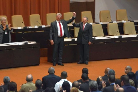 Chủ tịch Díaz-Canel (trái) và người tiền nhiệm, Đại tướng Raul Castro. (Nguồn: escambray.cu) 