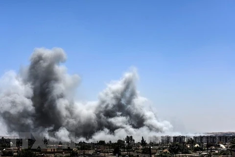 Khói bốc lên sau một cuộc không kích ở Syria. (Nguồn: AFP/TTXVN.) 