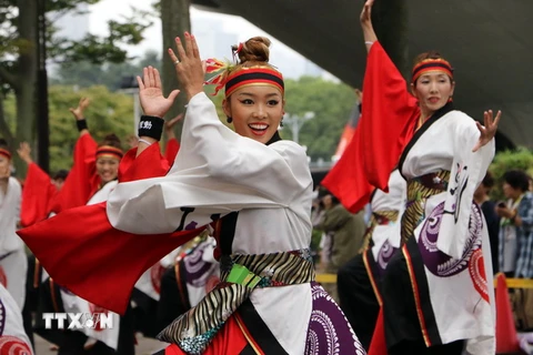 Các vũ công trong trang phục Kimono biểu diễn Yosakoi. (Nguồn: AFP/TTXVN)