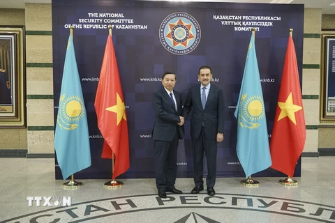 Bộ trưởng Tô Lâm và ông Karim Massimov, Chủ tịch Ủy ban An ninh Quốc gia Kazakhstan. (Ảnh: Quang Vinh/TTXVN)