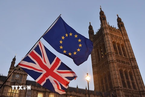 Cờ EU (phía trên) và quốc kỳ Anh (phía dưới) bên ngoài tòa nhà Quốc hội Anh tại London. (Nguồn: AFP/TTXVN)
