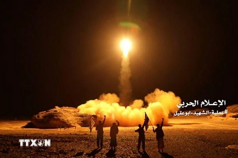 Vụ phóng tên lửa đạn đạo do phiến quân Houthi ở Yemen tiến hành nhằm vào Saudi Arabia ngày 25/3. (Nguồn: Reuters/TTXVN)