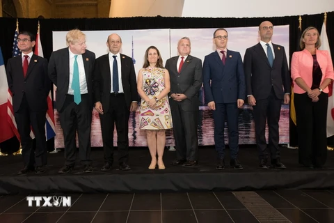 Các Ngoại trưởng G7 chụp ảnh chung tại Hội nghị ở Toronto, Canada. (Nguồn: AFP/TTXVN)