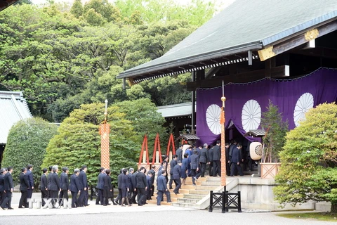 Các chính khách Nhật Bản thăm đền Yasukuni ngày 21/4/2017. (Nguồn: THX/TTXVN)