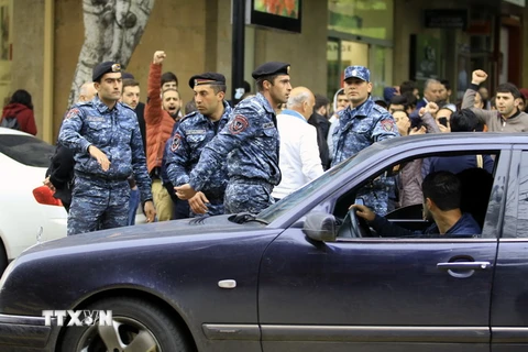 Cảnh sát giữ trật tự trong cuộc biểu tình tại Yerevan, Armenia ngày 22/4. (Nguồn: THX/TTXVN)