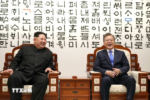 Tổng thống Hàn Quốc Moon Jae-in (phải) và Nhà lãnh đạo Triều Tiên Kim Jong-un (trái) trong cuộc gặp trước hội đàm thượng đỉnh tại Nhà Hòa bình ở làng đình chiến Panmunjom ngày 27/4. (Nguồn: YONHAP/TTXVN)