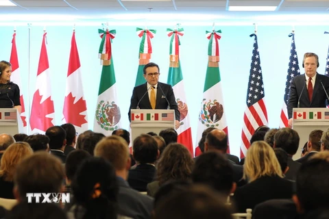 Các trưởng đoàn đàm phán NAFTA của Mexico, Mỹ và Canada: Ngoại trưởng Canada, Chrystia Freeland (ngoài cùng bên trái), Bộ trưởng Kinh tế Mexico, Ildefonso Guajardo (đứng giữa) và đại diện thương mại Mỹ, Robert Lighthizer. (Ảnh: Lưu Việt Hùng/TTXVN)