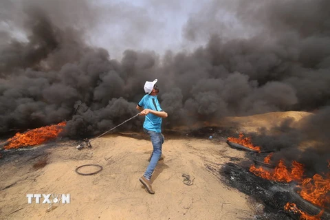 Người biểu tình Palestine xung đột với binh sỹ Israel ở Dải Gaza ngày 20/4. (Nguồn: THX/TTXVN) 