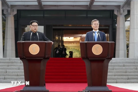Tổng thống Hàn Quốc Moon Jae-in (phải) và Nhà lãnh đạo Triều Tiên Kim Jong-un (trái) trong cuộc họp báo về Tuyên bố chung vừa đạt được tại Hội nghị thượng đỉnh liên Triều ở làng đình chiến Panmunjom ngày 27/4. (Nguồn: YONHAP/TTXVN)