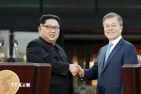 Nhà lãnh đạo Triều Tiên Kim Jong-un (trái) và Tổng thống Moon Jae-in trong cuộc gặp ở Panmunjom ngày 27/4. (Nguồn: Kyodo/TTXVN)